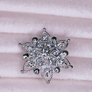 4183u. Small Silvertone Flower Brooch